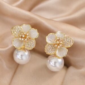 Elegant Gold White Floral Pearl Earrings